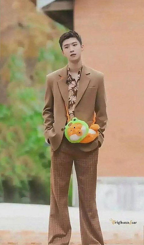 明星背后的秘密：揭秘娱乐圈‘吃瓜’文化的真实含义